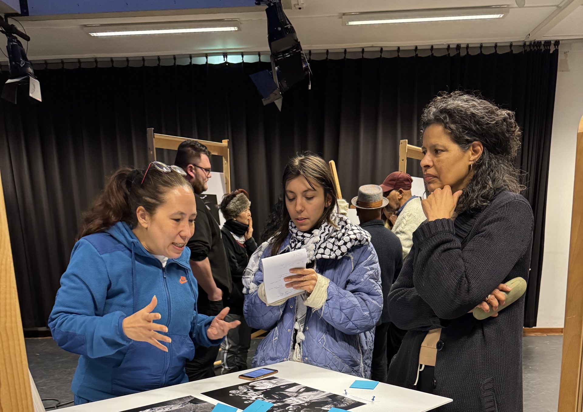 3 personen in gesprek rondom een foto uit het Jean van Lingen archief